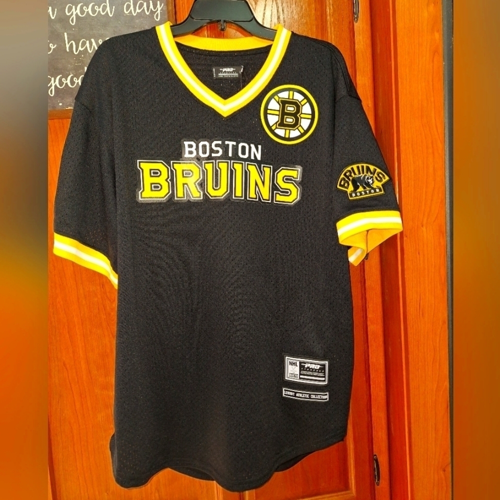 A Pro Standard Official NHL Boston Bruins Black Jersey In A Mens Large. NWT.